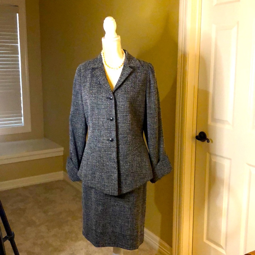 Tweed vintage business suit by George Simonton. Size 10.Dry clean.